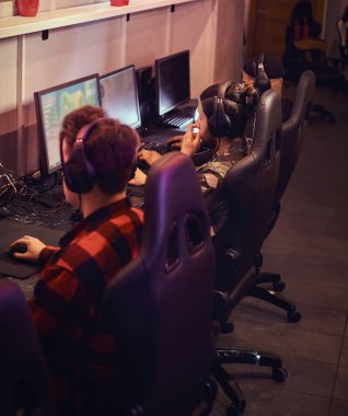 PC oyun kulüp veya internet cafe multiplayer video oyunundaki profesyonel cyber sportmans, trenler şampiyonluk için bir ekip çalış.