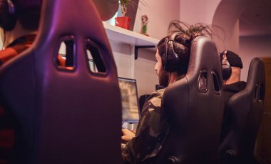 PC oyun kulüp veya internet cafe multiplayer video oyunundaki profesyonel cyber sportmans, trenler şampiyonluk için bir ekip çalış.