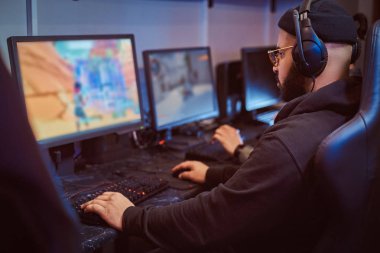 PC gaming Club multiplayer video oyunundaki genç oyuncular takım çalış.