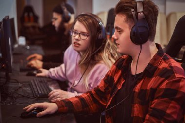 PC gaming Club multiplayer video oyunundaki genç oyuncular takım çalış.