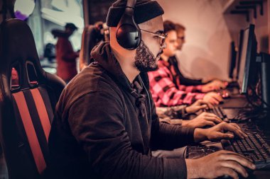 Bir Pc oyun kulüp veya internet cafe bir multiplayer video oyunu oynayan arkadaşları ile vakit zevk genç Afro-Amerikan bir adam.
