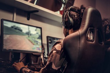 PC gaming Club multiplayer video oyunundaki genç oyuncular takım çalış.
