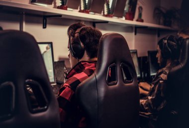 PC gaming Club multiplayer video oyunundaki genç oyuncular takım çalış.