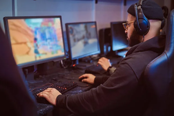 Team of teenage gamers plays in a multiplayer video game on pc in a gaming club. — Stock Photo, Image