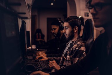 Multiplayer oyun pc oyun kulüpte, arkadaşları ile vakit zevk genç Hint oyun oynar.