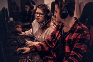 PC gaming Club multiplayer video oyunundaki genç oyuncular takım çalış.