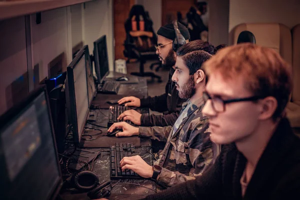 Equipe de jogadores adolescentes joga em um jogo de vídeo multiplayer no PC em um clube de jogos . — Fotografia de Stock