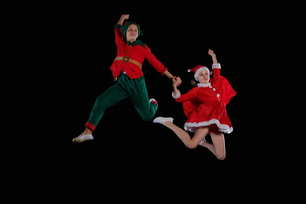 크리스마스 시간, 어린 시절, 동화입니다. Santas 의상과 소년 엘 프 의상 비행 함께 입고 입고 어린 소녀 — 스톡 사진