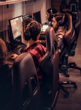 PC gaming Club multiplayer video oyunundaki genç oyuncular takım çalış.