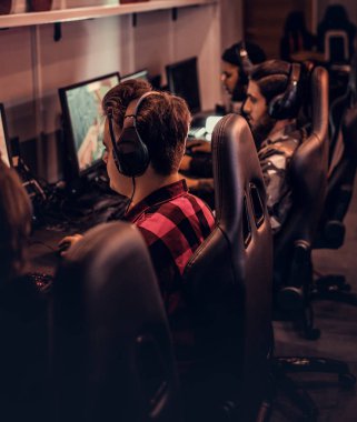 PC gaming Club multiplayer video oyunundaki genç oyuncular takım çalış.