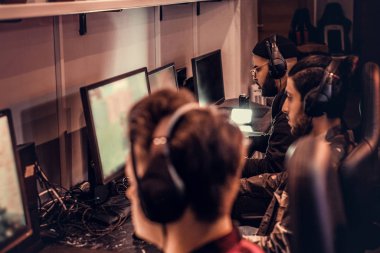 PC gaming Club multiplayer video oyunundaki genç oyuncular takım çalış.