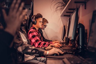 PC gaming Club multiplayer video oyunundaki genç oyuncular takım çalış.