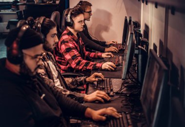 PC gaming Club multiplayer video oyunundaki genç oyuncular takım çalış.