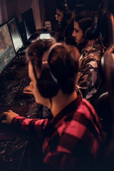 Команда геймерів-підлітків грає в багатокористувацьку відеогру на ПК в ігровому клубі . — стокове фото