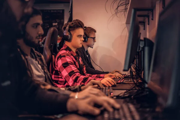 Equipo de jugadores adolescentes juega en un videojuego multijugador en PC en un club de juegos . —  Fotos de Stock