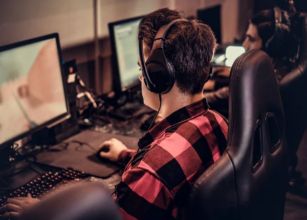 Equipe de jogadores adolescentes joga em um jogo de vídeo multiplayer no PC em um clube de jogos . — Fotografia de Stock