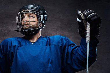 Bir hokey üniformalı bir profesyonel hokey oyuncusu portresi. Stüdyo vurdu.