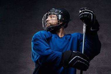 Bir hokey üniformalı bir profesyonel hokey oyuncusu portresi. Stüdyo vurdu.