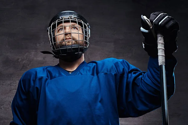 Retrato de um jogador profissional de hóquei no gelo de uniforme de hóquei. Estúdio . — Fotografia de Stock