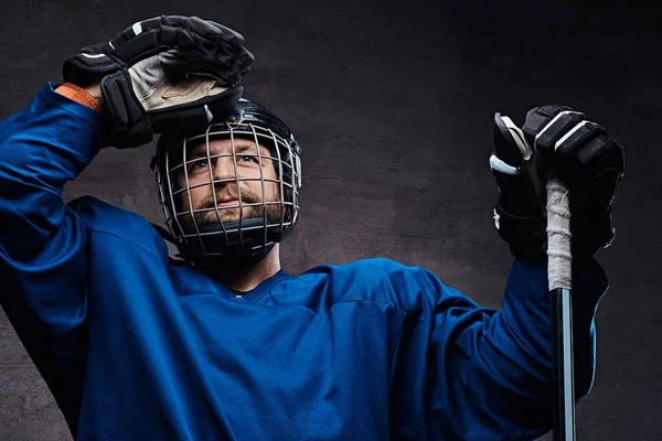 Portrét-hokejový obránce v uniformě hokej. Studio záběr. — Stock fotografie