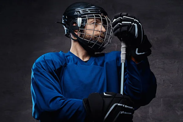 Portrét-hokejový obránce v uniformě hokej. Studio záběr. — Stock fotografie