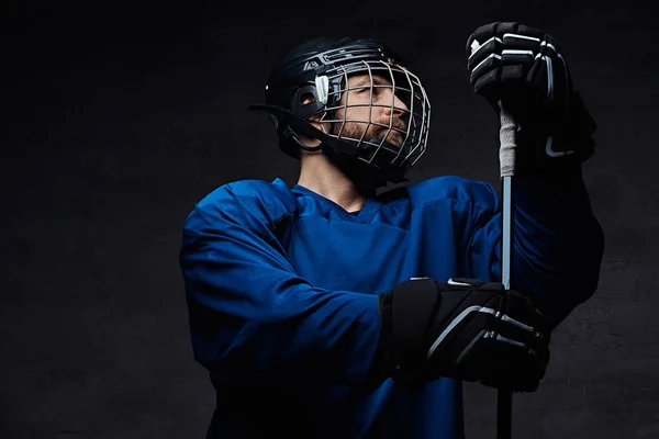 Portrét-hokejový obránce v uniformě hokej. Studio záběr. — Stock fotografie