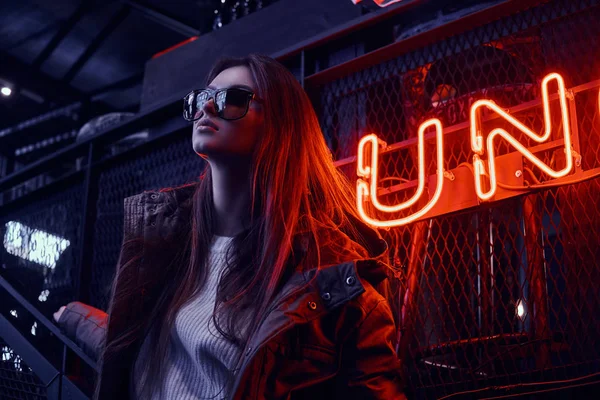 Elegante Chica Joven Con Una Sudadera Con Capucha Gafas Sol —  Fotos de Stock