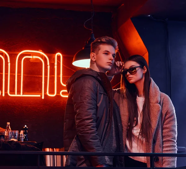 工業のインテリアとカフェで一緒に立っているスタイリッシュな服を着ている若いカップル — ストック写真