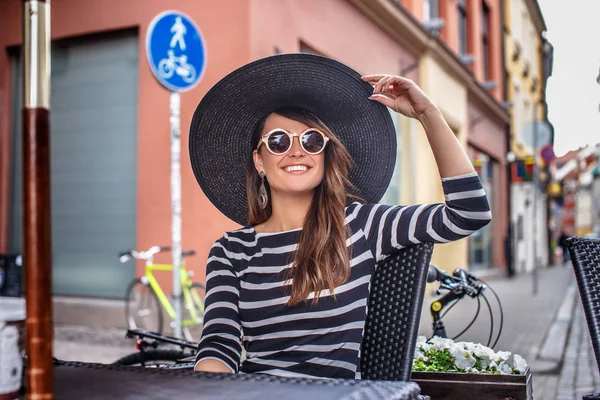 Jovem Alegre Elegantemente Vestida Usando Chapéu Elegante Óculos Sol Sentados — Fotografia de Stock