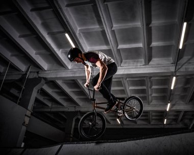 Bmx hileci skatepark kapalı performans ile genç adam