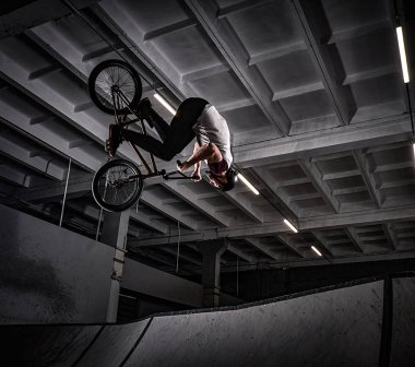 Bmx hileci skatepark kapalı performans ile genç adam