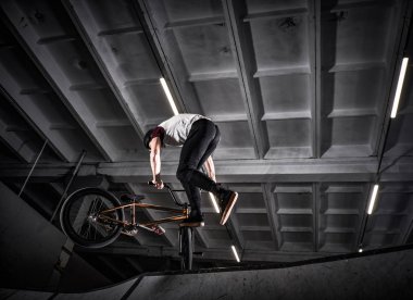 Bmx hileci skatepark kapalı performans ile genç adam