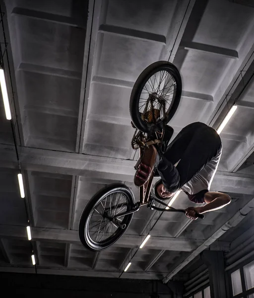 영 Bmx skatepark 실내에 그의 자전거에 미친 트릭을 만들기. — 스톡 사진