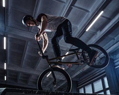 Bmx hileci skatepark kapalı performans ile genç adam
