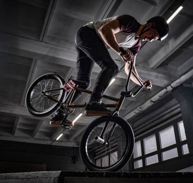 Bmx hileci skatepark kapalı performans ile genç adam