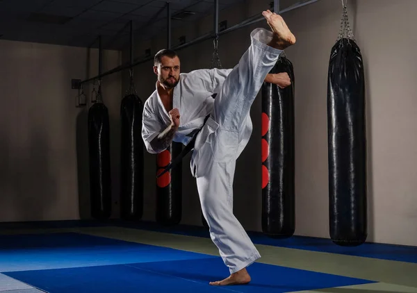 Боєць Карате Кімоно Демонструє Технічні Навички Бойовому Клубі — стокове фото