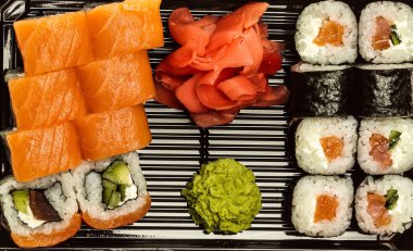 Taze suhi siyah plaka üzerinde ayarla.