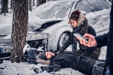 Kaza tanık telefon tutar ve arama kurtarma servisi olacak. 