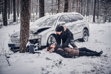 Adam kaza tanık ve ilk yardım kız sürücüsü sağlar.