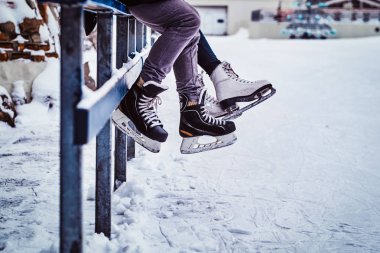 Buz pateni bir Otokorkuluk üzerinde oturan giymiş çift