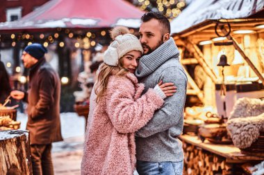 Bir sarılma ve birlikte Noel zamanda adil kış, dururken vakit zevk çekici kız ve yakışıklı adam