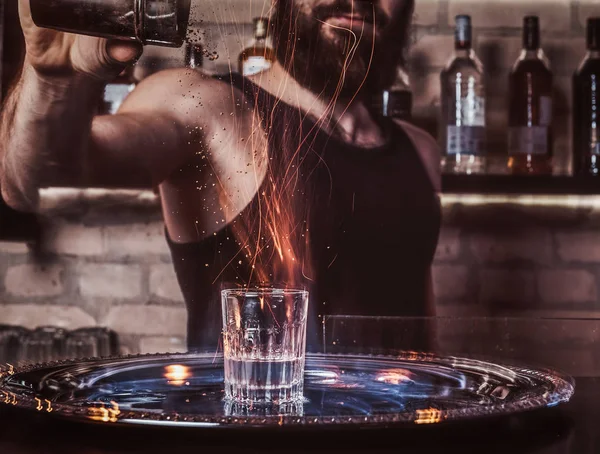 Un barman barbu versant une cannelle dans un cocktail — Photo