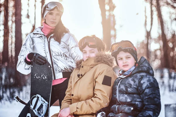 Familia Descanso Activo Snowboard Las Montañas Boscosas Dos Hermanos Adolescentes — Foto de Stock