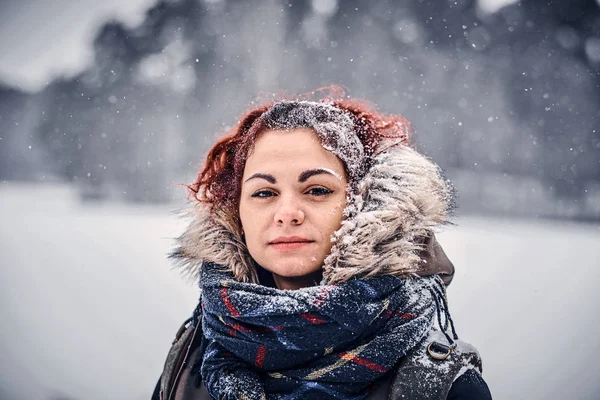 Spaziergang im Winter rothaarige Mädchen — Stockfoto