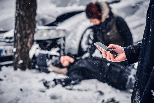 Le témoin de l'accident garde le téléphone et va appeler les secours. . — Photo