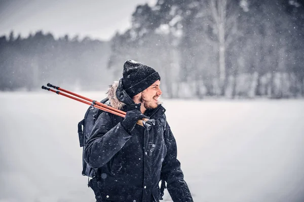 Ung kille tåg och promenader i vinter — Stockfoto