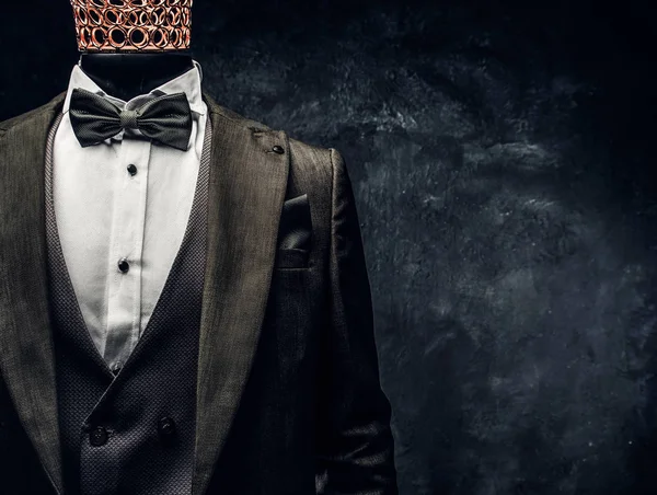 Masculin manechin în costum exclusiv personalizat pentru bărbați într-un studio de croitori întunecați — Fotografie, imagine de stoc