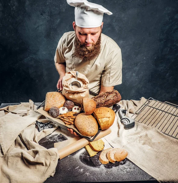 Padeiro Barbudo Usando Uma Bandeja Retenção Uniforme Com Produtos Recém — Fotografia de Stock