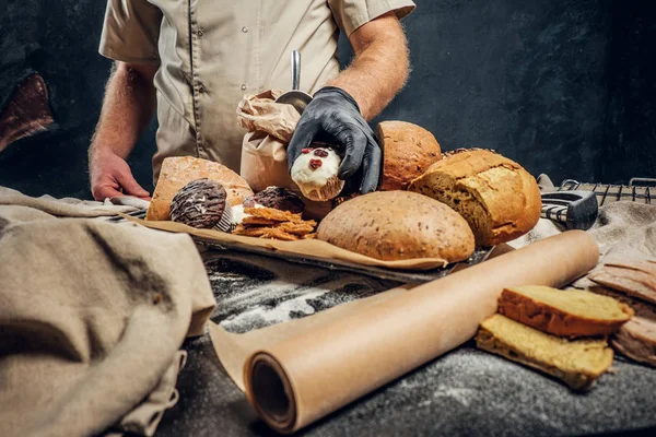 Zásobník s čerstvě připravené produkty ze své pekárny — Stock fotografie