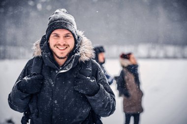 Genç uzun yürüyüşe çıkan kimse adam ve arkadaşları bir kış ormanda yürüyüş bir sırt çantası ile